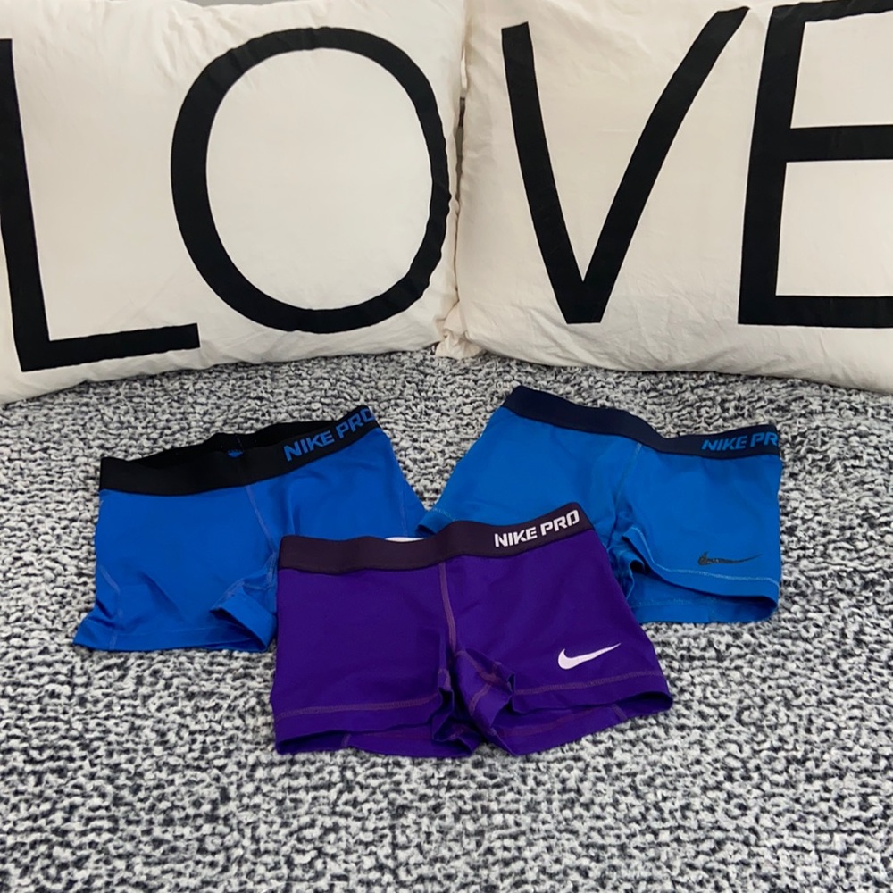 SOLD Nike pro bundle small four pairs